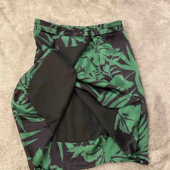 Armani Collezioni 100% satin silk tulip skirt, size 8 - Picture 3 of 10